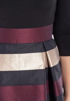 SWING Mit Gestreiftem - Cocktailjurk - Dark Purple Gold 13 SWING Mit Gestreiftem - Cocktailjurk - Dark Purple Gold -Mode Jurk Winkel 03d212fb41764bc4a054e85624427795