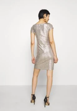 SWING Cocktailjurk - Gold 9 SWING Cocktailjurk - Gold -Mode Jurk Winkel 295463bf043943ec9c22047fb9171584