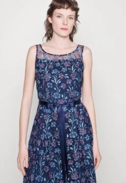 SWING Dress Embroidered - Cocktailjurk - Navy/Mauve -Mode Jurk Winkel aa5ec9d743524b39992bb17a6202bf56
