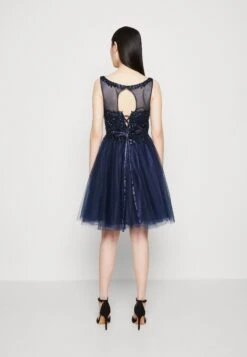 SWING Dress - Cocktailjurk - Navy 10 SWING Dress - Cocktailjurk - Navy -Mode Jurk Winkel afcde6176e5249fbb30ac80179ac7f4f