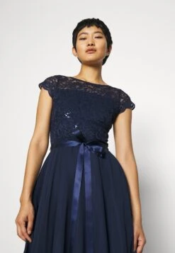 SWING Dress - Cocktailjurk - Marine 11 SWING Dress - Cocktailjurk - Marine -Mode Jurk Winkel e3726e8d287a4360bad35b73b9621a61